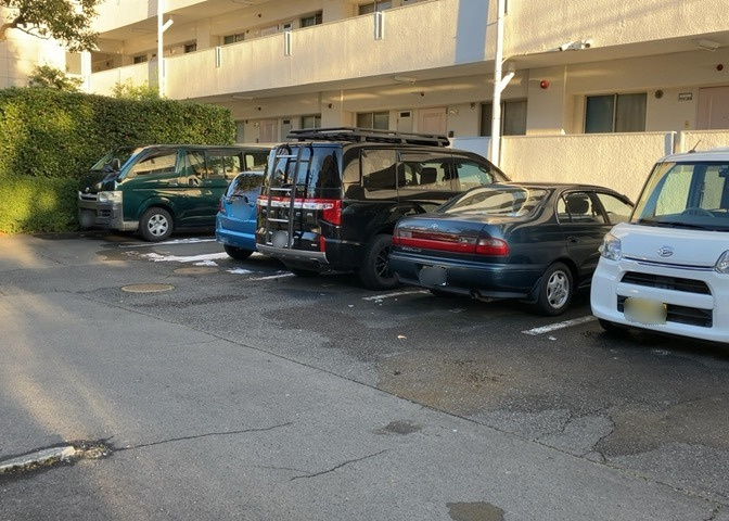 駐車場と明記されていても、最小スペースでつくられた駐車場だと大型車は駐車できなかったり、出入りしにくくなったりする可能性があります。お車のサイズと購入したい物件の駐車場のサイズを現地で確認しましょう。