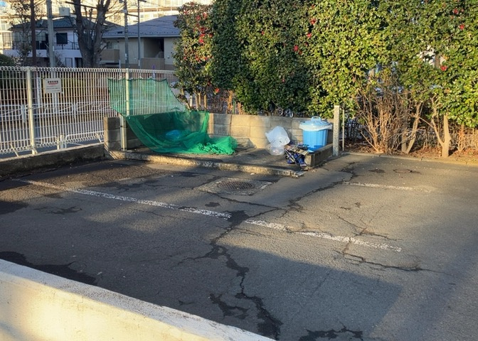 共有部分は、住民なら誰もが使える設備のこと。例えば駐車場やエレベーター、インターネット設備、セキュリティ設備などがあります。他にも、マンションの廊下・外部階段やエントランス・ゴミ置き場などがあります。