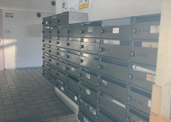 エントランス付近に設置されている集合ポストは、住んでいる部屋と離れているため、ポストをあさるなど誰かに何かされていても被害に気づきにくいです。入居する時には他人に特定されにくい番号で鍵をかけましょう！
