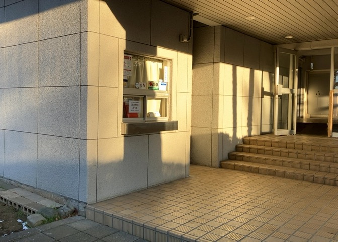 受付はマンションコンシェルジュがいる場合もあれば、管理人が滞在する小部屋を総称して呼ぶことがあります。主にエントランスに設置されていることから、防犯面でも期待ができます。防犯設備がない場合はより安心！