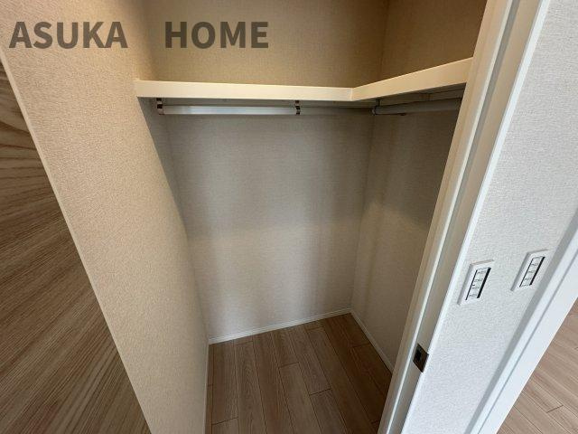 ウオークインクローゼットの様子です。これだけの広さがありますと、お部屋もスッキリしそうです。