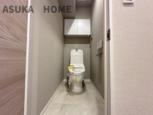 新規交換済温水洗浄便座のトイレ設備です！トイレ上部にはあると便利な吊戸棚を設置！