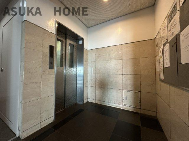 エレベーターを完備したマンションです。エントランスもバリアフリーなのでベビーカーでおでかけにも安心◎