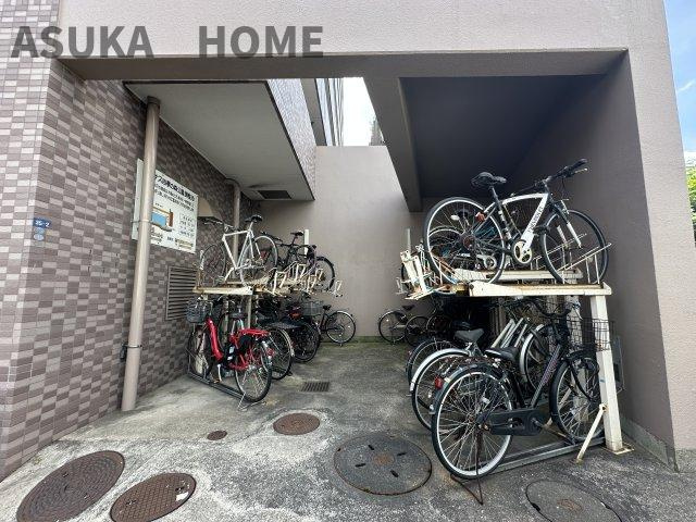 整理されたスタンド付きの使いやすい駐輪場です。