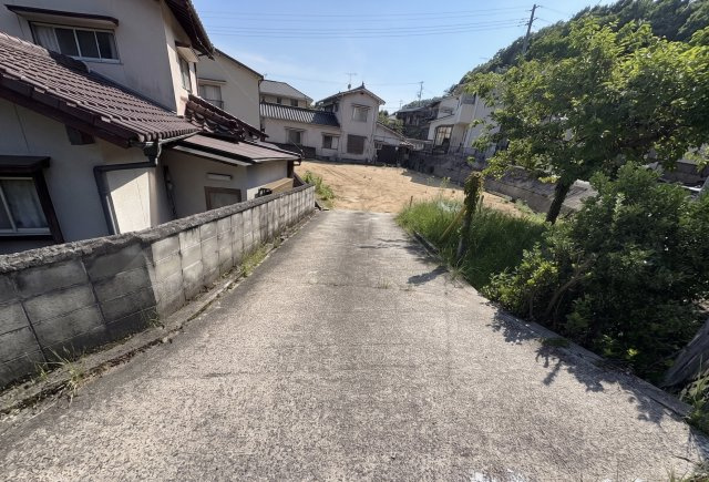敷地へ続く進入路の様子です。現地までの動線や周辺環境を確認できるポイントとなっています。現地をご覧いただくことで、実際の生活イメージや車の出入りのしやすさなどもご確認いただくことができます。