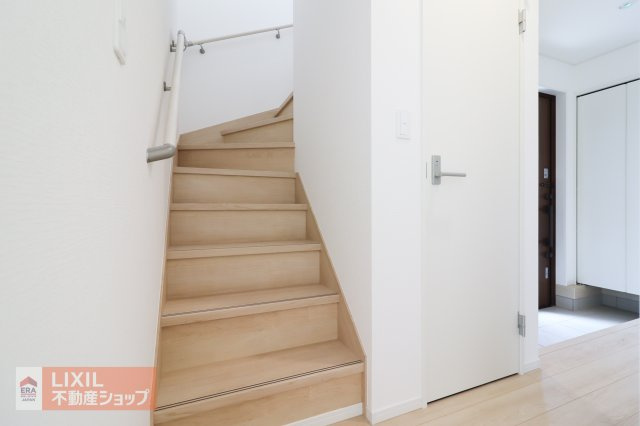 玄関からリビングを経由せず、すぐに2階へ上がれる配置になっているため、　プライバシーを保護することができます！　また、途中で折り曲がるタイプの階段ですので、転倒リスクが軽減されます。