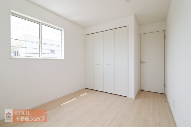 5.7帖の洋室です☆　クローゼットもきちんと付いています！