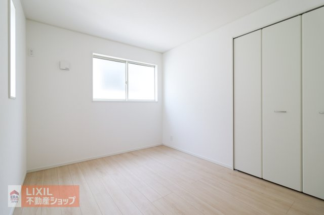 人気の白を基調とした内装の洋室です♪　2面採光で陽当たり良好☆