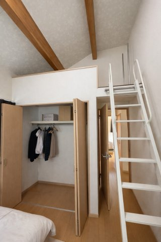 コンパクトで使いやすい、ロフト付きの洋室です