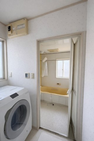 洗面台横にランドリーコーナーもゆったり。ドラム式も置ける余裕
