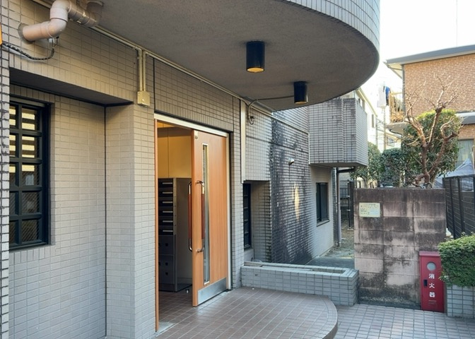 マンションのエントランスには、もともと風よけや防犯の役割がありますが、マンションによって宅配ボックスなどの設備が備わっている所もあります。日々の生活をイメージしながら生活しやすさをチェックしましょう。