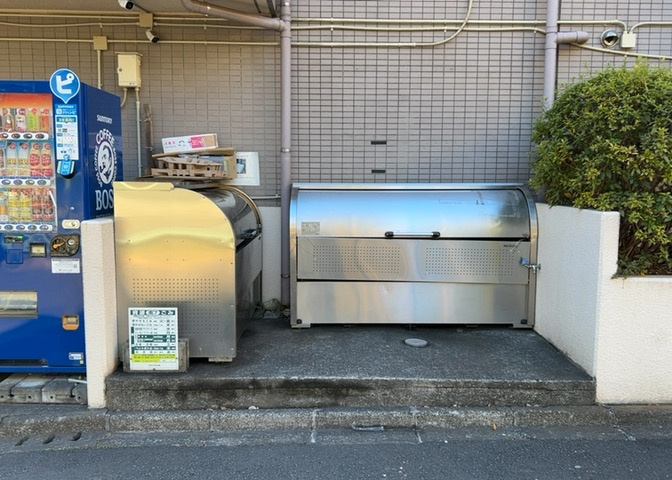 共有部分は、住民なら誰もが使える設備のこと。例えば駐車場やエレベーター、インターネット設備、セキュリティ設備などがあります。他にも、マンションの廊下・外部階段やエントランス・ゴミ置き場などがあります。