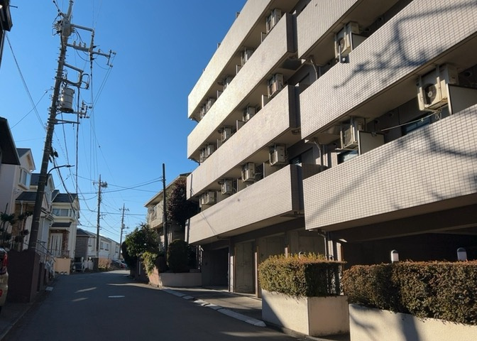 隣家の土地はどうなっているのか、生活利便施設が近くにあるのか、学校まで近いかなど、お客様のライフスタイルにあわせたイメージが重要です。また、近くにあると困る施設が近くにないかも確認するといいでしょう。