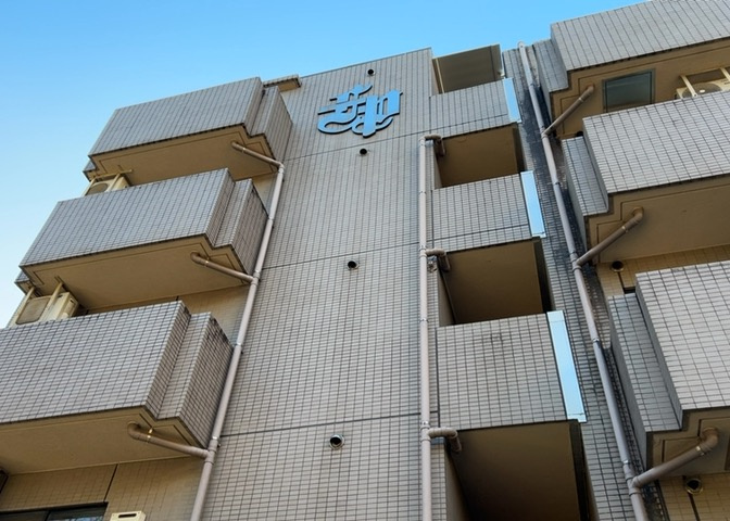 ＲＣ造、Reinforced　Concreteは直訳すると補強されたコンクリートです。主に柱や梁・床・壁が鉄筋とコンクリートで構成おり、鉄筋を組んだ型枠にコンクリートを流し込んで固めたものを指します。