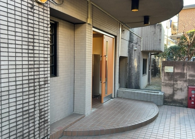 玄関は家の顔でもあり、家族以外の目にも止まる場所です。玄関は外との間を仕切る扉、靴などをしまっておく収納スペース、靴脱ぎのたたきスペース、来客とのやり取りをするドアホンなど複数のアイテムからなります。