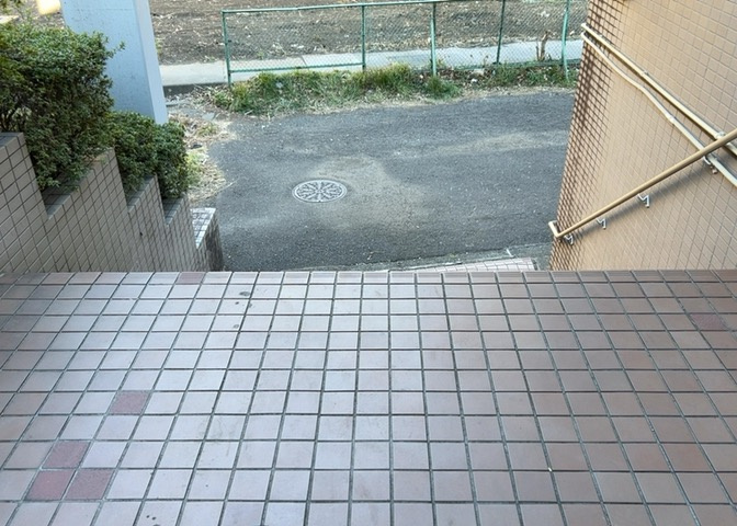 共有部分は、住民なら誰もが使える設備のこと。例えば駐車場やエレベーター、インターネット設備、セキュリティ設備などがあります。他にも、マンションの廊下・外部階段やエントランス・ゴミ置き場などがあります。
