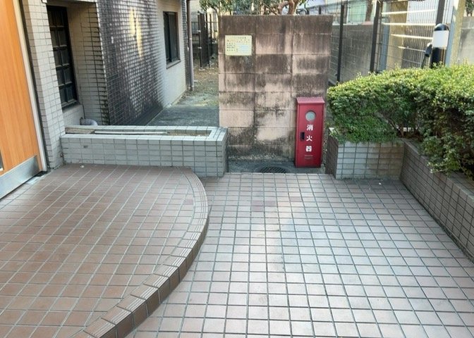 共用部分は、一棟の建物に住む区分所有者全員が共同で所有するとし、共用部分の管理、補修などは、区分所有者で形成される管理組合が行います。個人の判断で勝手に変更することはできませんので覚えておきましょう。