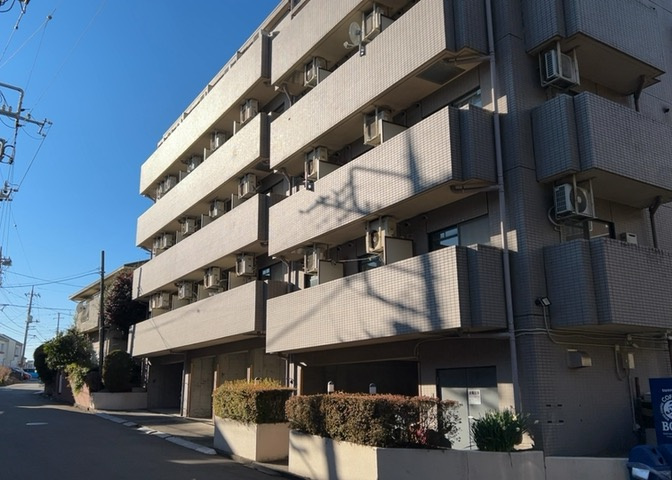 外観はマンション管理がされているかの目安になります。築年数が古いと、壁面は劣化してひび割れが生じることも！建物が古びていても細かいところが修繕されていると、きちんと管理されているなぁと感じるでしょう。