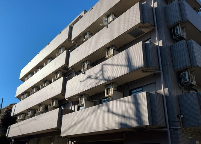 一般的なバルコニーは、奥行1.5ｍ程ですが、ワイルドバルコニーは2ｍまで広がっています。そのため洗濯物の間隔をあけ干すことができ、乾きやすいというメリットや、ガーデニングが楽しめる等の特徴があります。