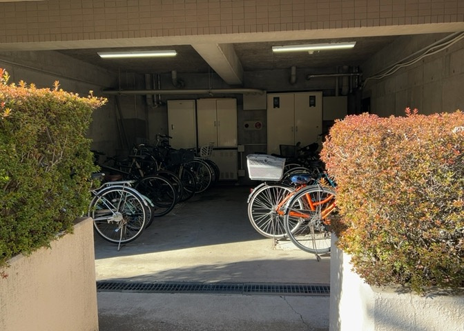 車一台あたりに必要なスペースは、標準サイズの普通自動車で横幅2m50cm、長さ5mは必要になります。ただし、乗降のことも考慮して横幅3m30cm、長さ5m50cmほどは確保できるところを選びましょう。