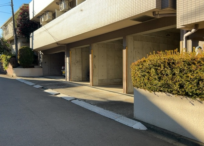 駐車場と明記されていても、最小スペースでつくられた駐車場だと大型車は駐車できなかったり、出入りしにくくなったりする可能性があります。お車のサイズと購入したい物件の駐車場のサイズを現地で確認しましょう。