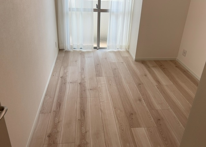 洋室は5.0帖の広さがあり主寝室として活用いただけます。クローゼットが設置されているため、衣服や寝具をスマートに収納可能です。落ち着いた空間デザインで一日の疲れを癒やす快適な睡眠環境を整えられます。