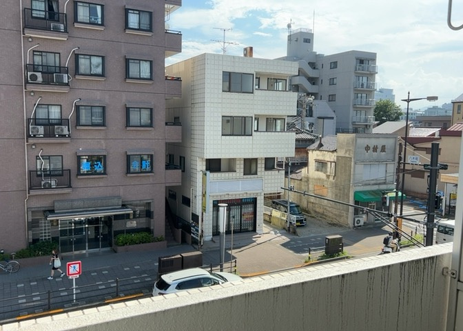 10階建の3階部分に位置し、バルコニーからは解放感のある風景が広がります。前面に遮る大きな建物がないため、陽光と風をしっかり取り込めます。八王子の落ち着いた街並みを眺めながら寛ぎの時間を過ごせます。