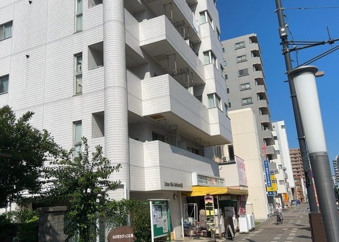 中央線西八王子駅徒歩13分の落ち着いた住宅街に位置する物件現況です。現在空家となっておりますので、お客様のご都合に合わせてスムーズにご内覧いただけます。現地で実際の陽当りや室内状態をご確認ください。