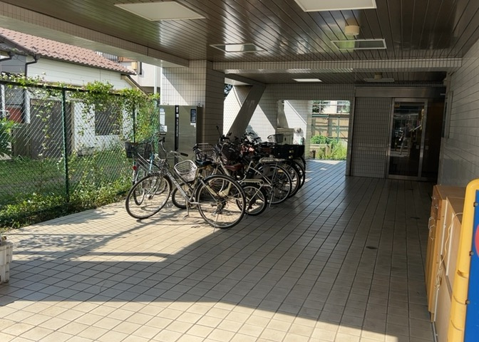 敷地内または近隣の駐車場状況については随時お問い合わせを承っております。周辺は整備された歩道や平坦地が多く、お車での出入庫や移動もスムーズな環境です。お持ちのお車のサイズに合わせてご確認ください。