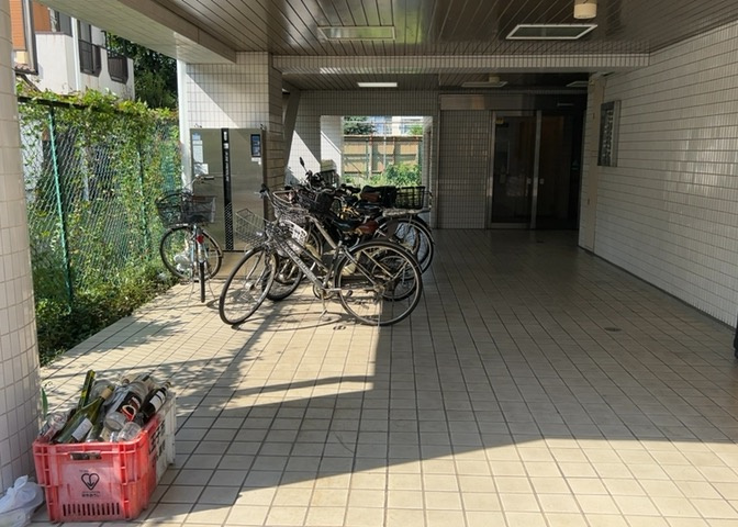 屋根付きの駐輪場を完備しており、大切な自転車を雨風からしっかり守ります。平坦なアプローチでスムーズに出入りでき、近隣への買い出しや駅までの移動も快適です。空き状況につきましてはお問合せください。