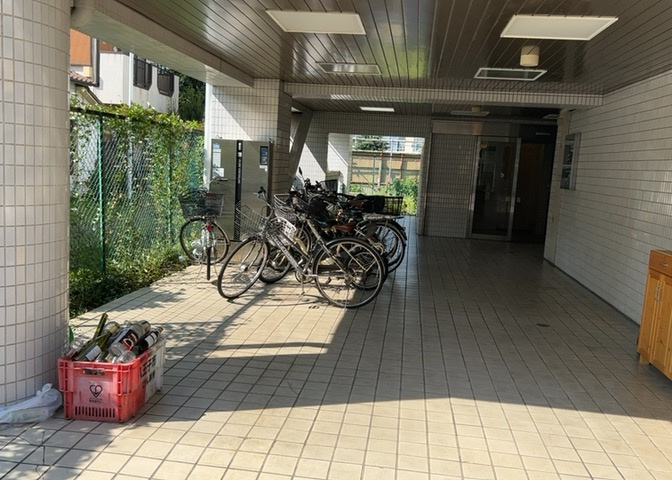 マンション敷地内に設けられた駐車スペースです。建物から近く荷物の持ち運びや雨の日の乗降もスムーズに行えます。空き区画の確認や駐車可能なサイズ制限などについては、お気軽に担当者までお尋ねください。