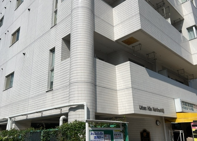 共用部の中庭スペースは自然光が差し込む心地よい憩いの空間です。建物に囲まれた設計により外部からの視線を遮りプライバシーが保たれています。掃除やメンテナンスがしっかりなされ管理状態も良好な印象です。