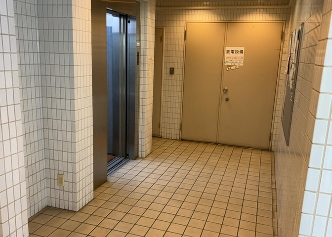 共用スペースには住人同士や来客時に活用できるゆったりした空間が設けられています。落ち着いた雰囲気のインテリアで整えられており、管理が行き届いた清潔感のある空間で心地よい時間をお過ごしいただけます。