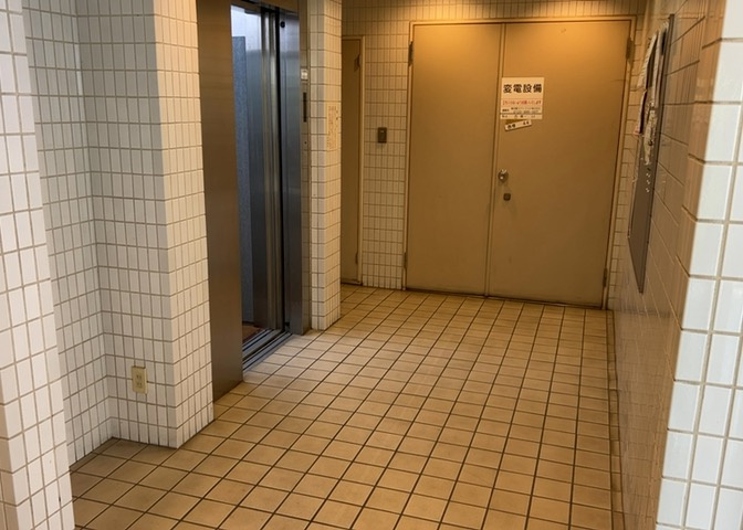 エントランスを抜けると明るく開放的なロビーが広がります。整然とした空間は管理体制の良さを物語っており、訪問されるゲストにも好印象を与えます。日々の出入りを快適にサポートする広々とした構造です。