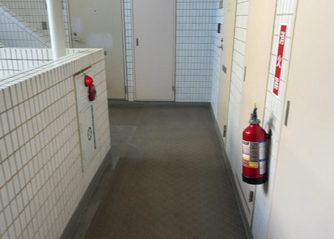 エレベーターが設置されており上階への移動もスムーズで荷物が多い日も快適です。共用廊下や階段などの共用部は定期的な清掃管理が実施されており、住まい全体の美観と快適性が高く維持された住環境となります。