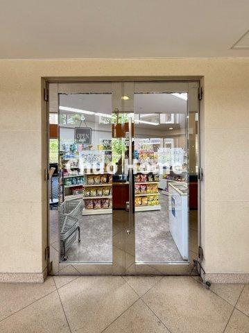 敷地内にある居住者専用のミニショップです