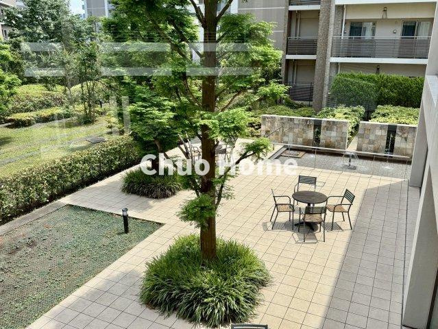 敷地内には緑が多く住環境良好です