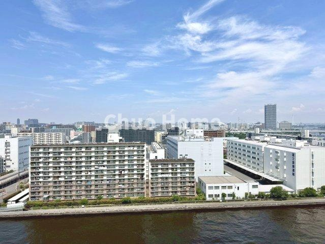 手を伸ばせば、ふれることが出来そうな環境が、そのままインテリアになったような印象です。その豊かな眺望にふさわしい空間には、通風・採光にも優れ、心地よい光と風があふれています