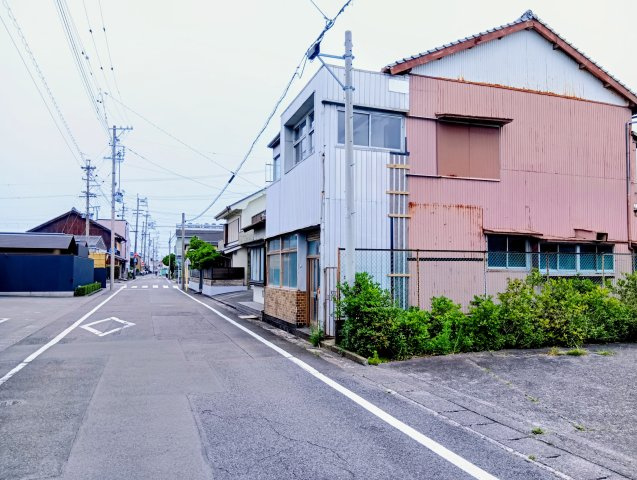 土地の東側の市道に接道。幅員7ｍ。南側を向いた写真。現況建物ありですが、お引渡しは解体更地渡しです。