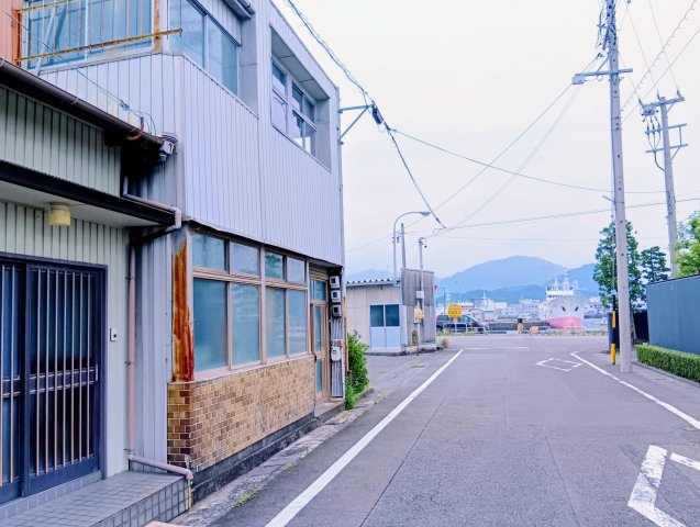 北側を向いた写真。すぐ近くに焼津港。散歩やジョギングコースとして港町の風情を楽しめます。