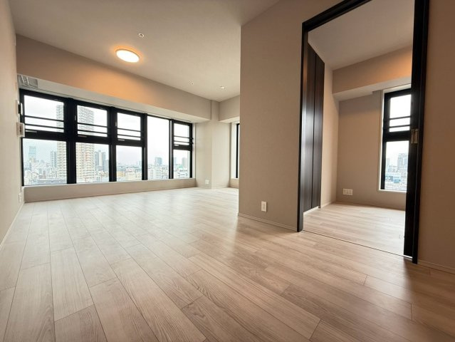 【リビングダイニング】窓からたくさんの陽が差し込み、お部屋全体がとても明るく、暖かみある空間です☆