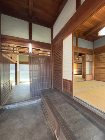 ★中庭につづく温かくてやすらぐ土間玄関