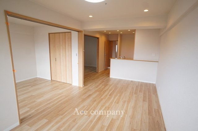【LDK：約13.5帖】クロス貼替え、床材張替え、室内水廻り設備一新、建具新調、ハウスクリーニング済みです☆