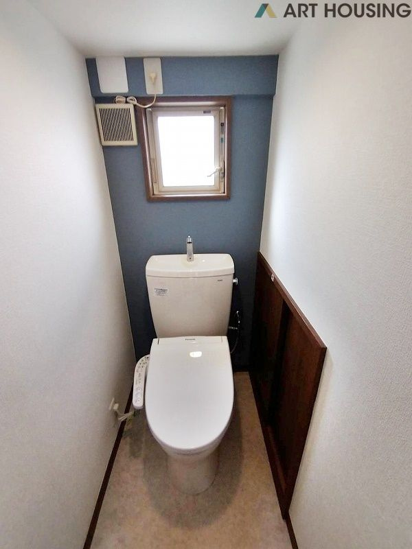 落ち着いた色調のトイレです
