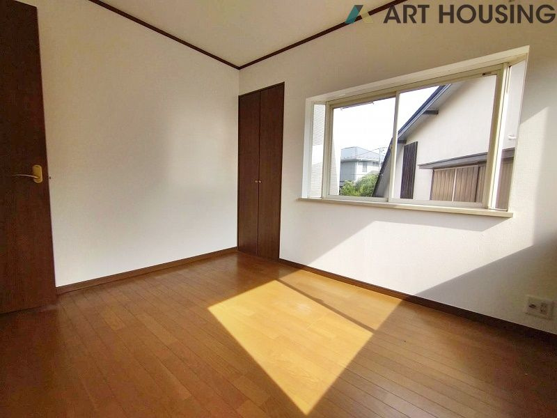 落ち着いて過ごせるお部屋なので、寝室にいかがでしょうか