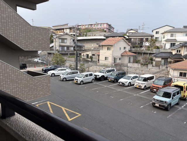 バルコニーからは敷地内駐車場や周辺住宅街を見渡せる開けた眺望。前面に大きな建物が少なく、圧迫感のない視界が広がります。日中は明るく、外の様子も確認しやすいため安心感のある住環境が魅力です。