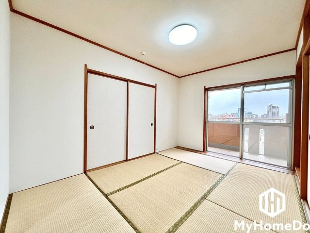 バルコニーにつながるお部屋で、通風・陽当たり良好。