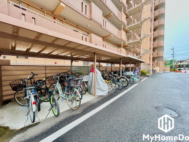 屋根付きなので、雨や風、直射日光から自転車を守ることができます。