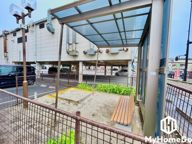 敷地内には、ちょっとひと息つけるベンチ付きの共用スペースがあります♪