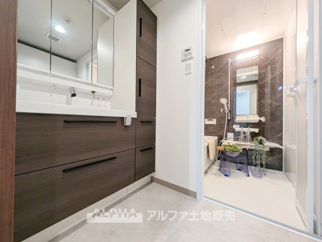 独立洗面台、小物を置くことができて便利です